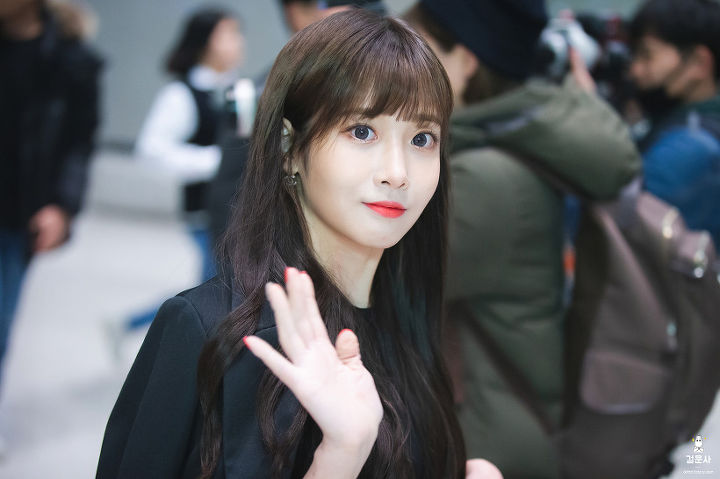 러블리즈 유지애 공항출국.jpg