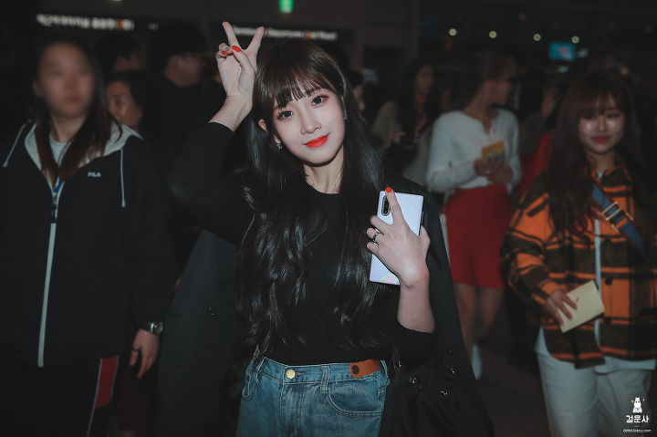 러블리즈 유지애 공항출국.jpg