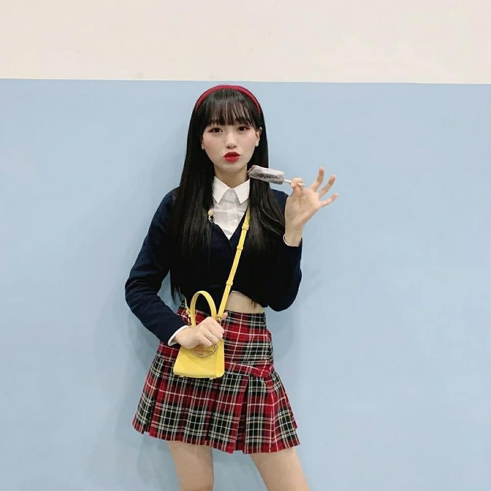 러블리즈 류수정.insta (feat.퀸덤 빨간머리띠+교복)
