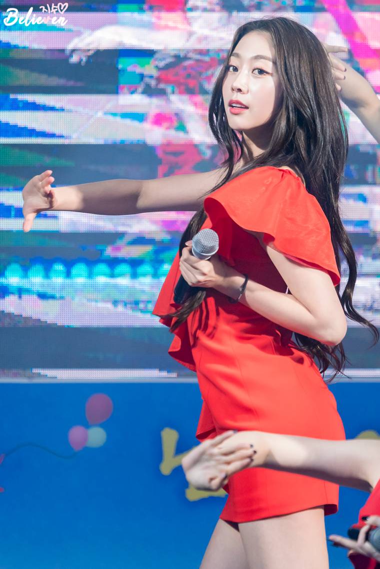 레드 원피스... 러블리즈 눈큰애 서지수