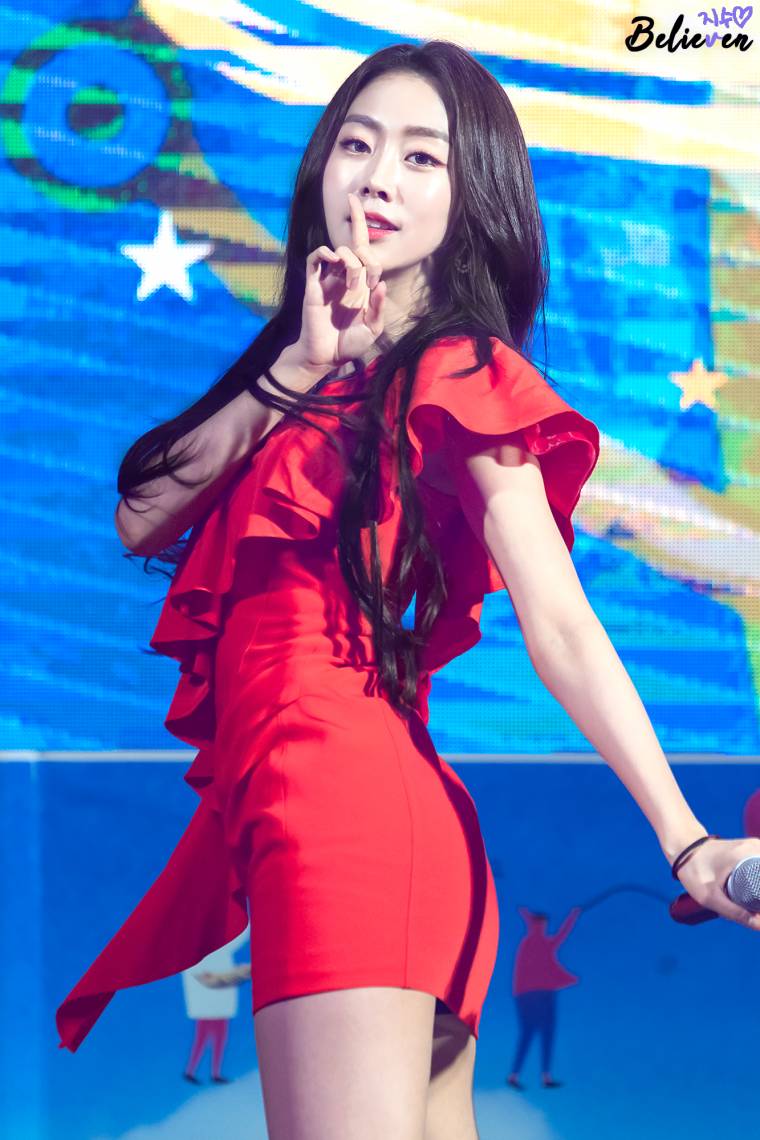 레드 원피스... 러블리즈 눈큰애 서지수