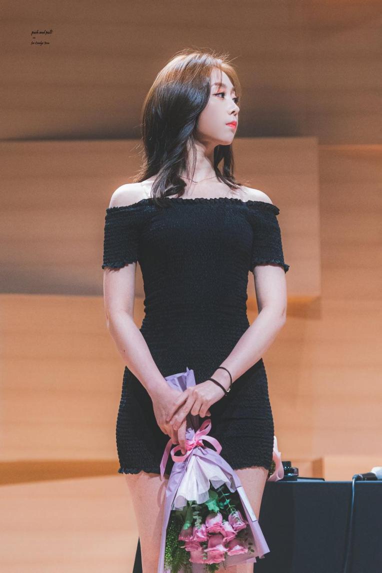 블랙 원피스를 입은 러블리즈 지수.jpgif