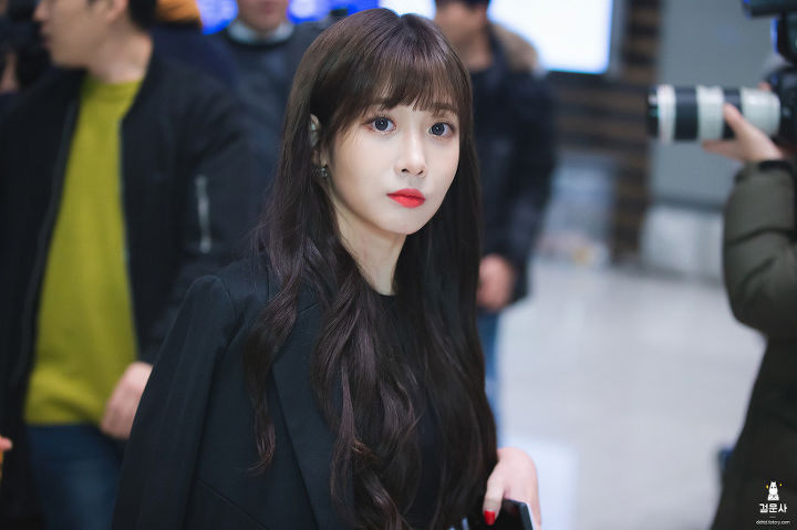러블리즈 유지애 공항출국.jpg