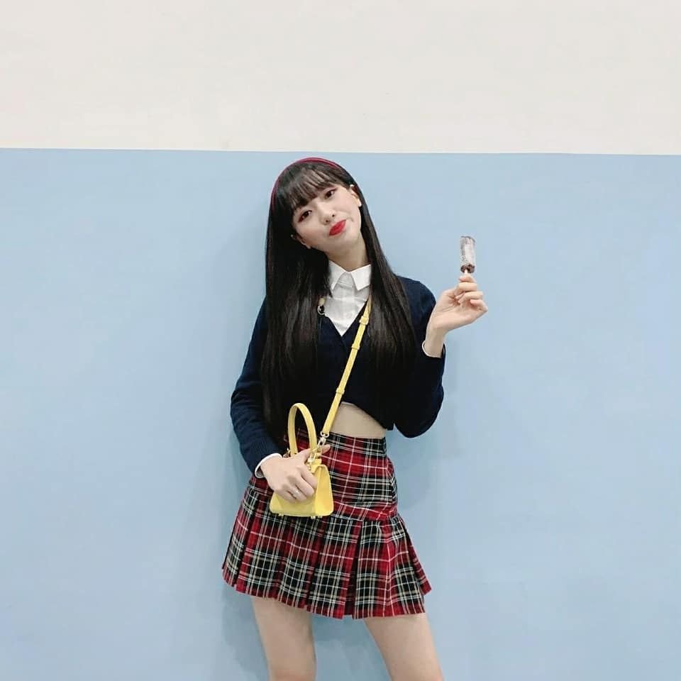 러블리즈 류수정.insta (feat.퀸덤 빨간머리띠+교복)