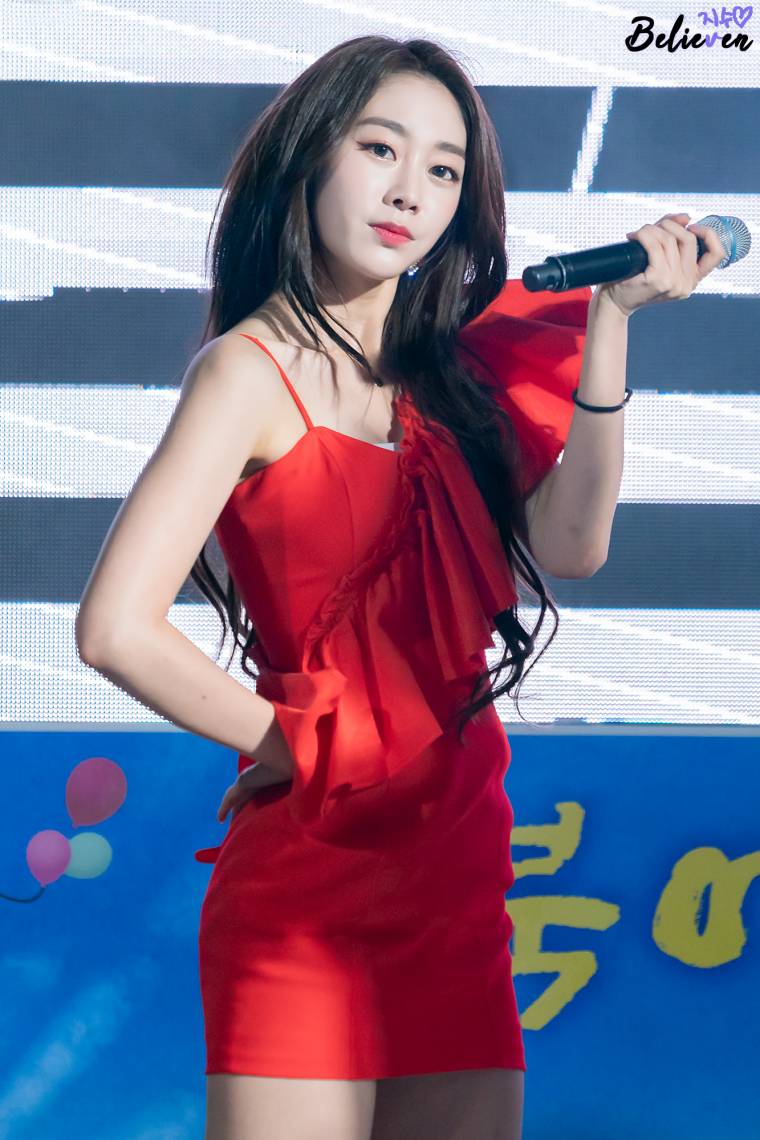 레드 원피스... 러블리즈 눈큰애 서지수
