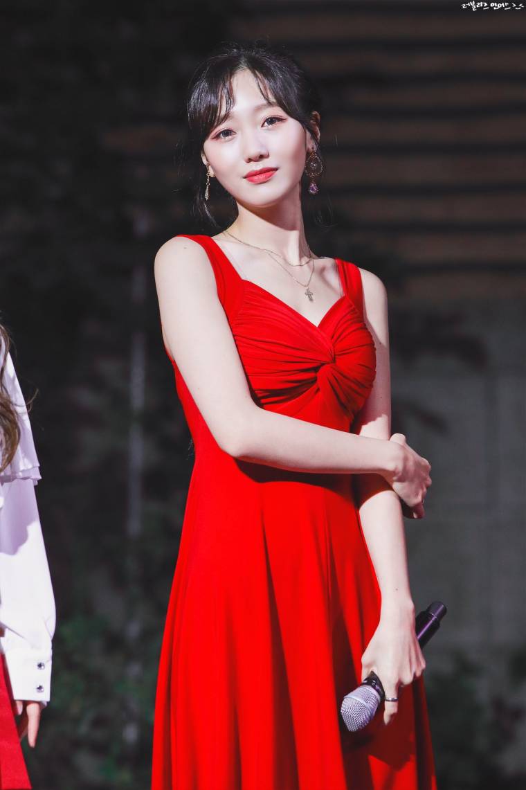 레드 원피스... 러블리즈 짝뚜 류수정