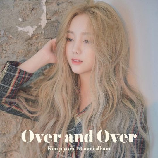 러블리즈 케이, 솔로 가수 김지연으로 출발