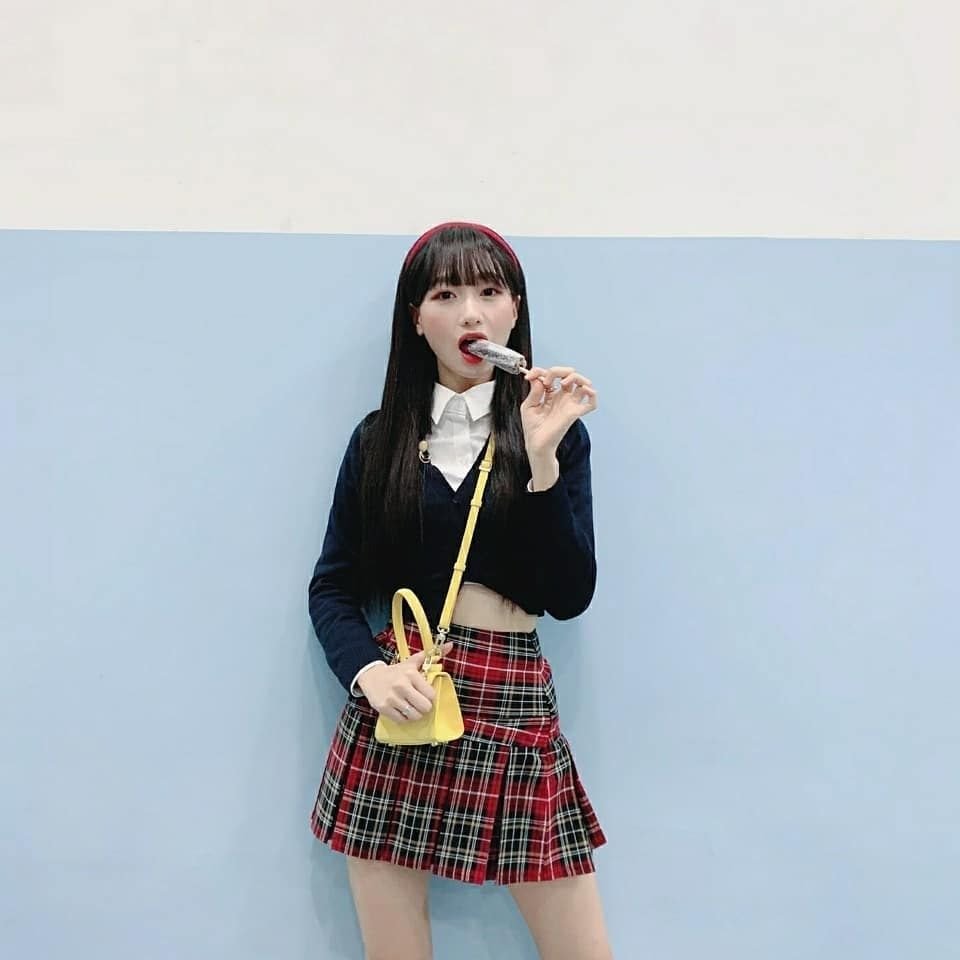 러블리즈 류수정.insta (feat.퀸덤 빨간머리띠+교복)
