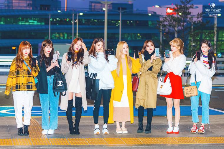 러블리즈 출국 단체사진