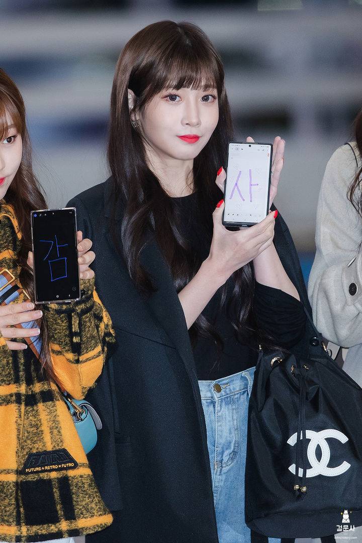 러블리즈 유지애 공항출국.jpg