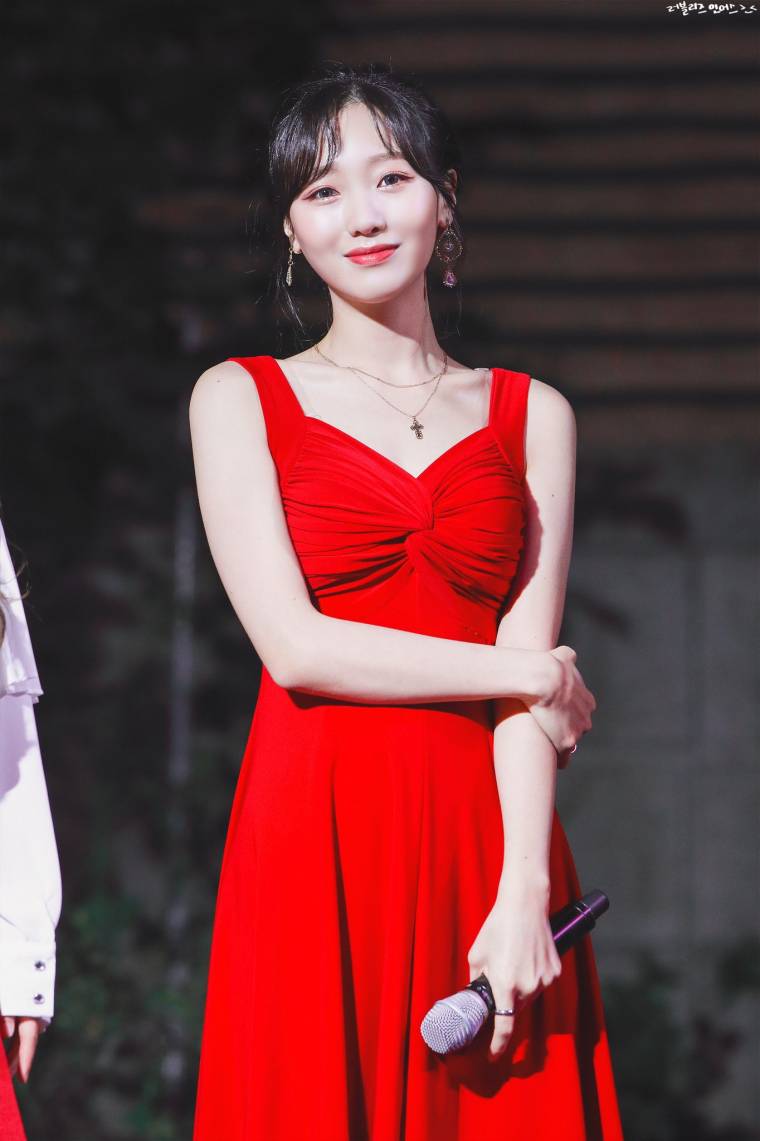 레드 원피스... 러블리즈 짝뚜 류수정