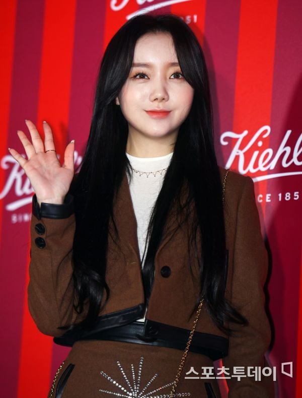 오늘자 흑발로 염색한 러블리즈 케이