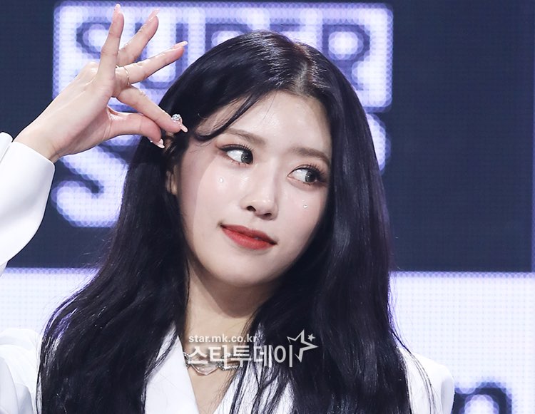 현재 쇼케이스 중인 러블리즈 이미주.gisa