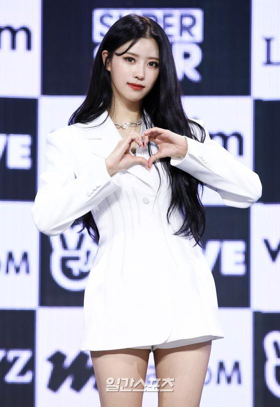 현재 쇼케이스 중인 러블리즈 이미주.gisa