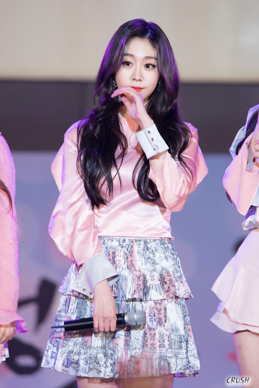 분홍색이 너무 잘 어울리는 #서지수 #SEOJISOO #Jisoo #러블리즈 #lovelyz @ 180331 러블리즈 (Lovelyz) 부산 청춘페스티벌