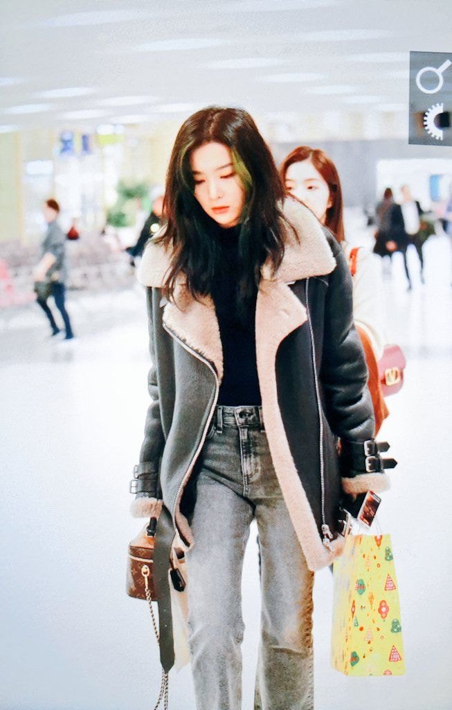 무스탕입고 출국하는 #레드벨벳 슬기