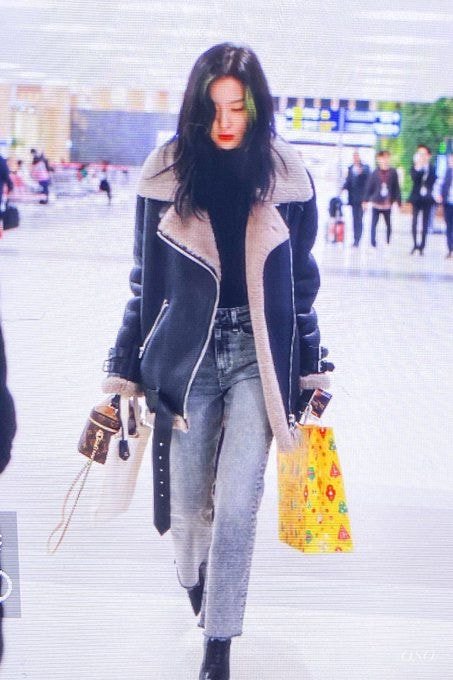 무스탕입고 출국하는 #레드벨벳 슬기