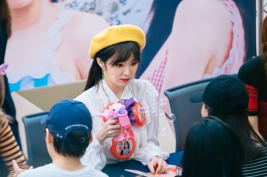노란색 베레모마저도 소화하는 #레드벨벳 #아이린