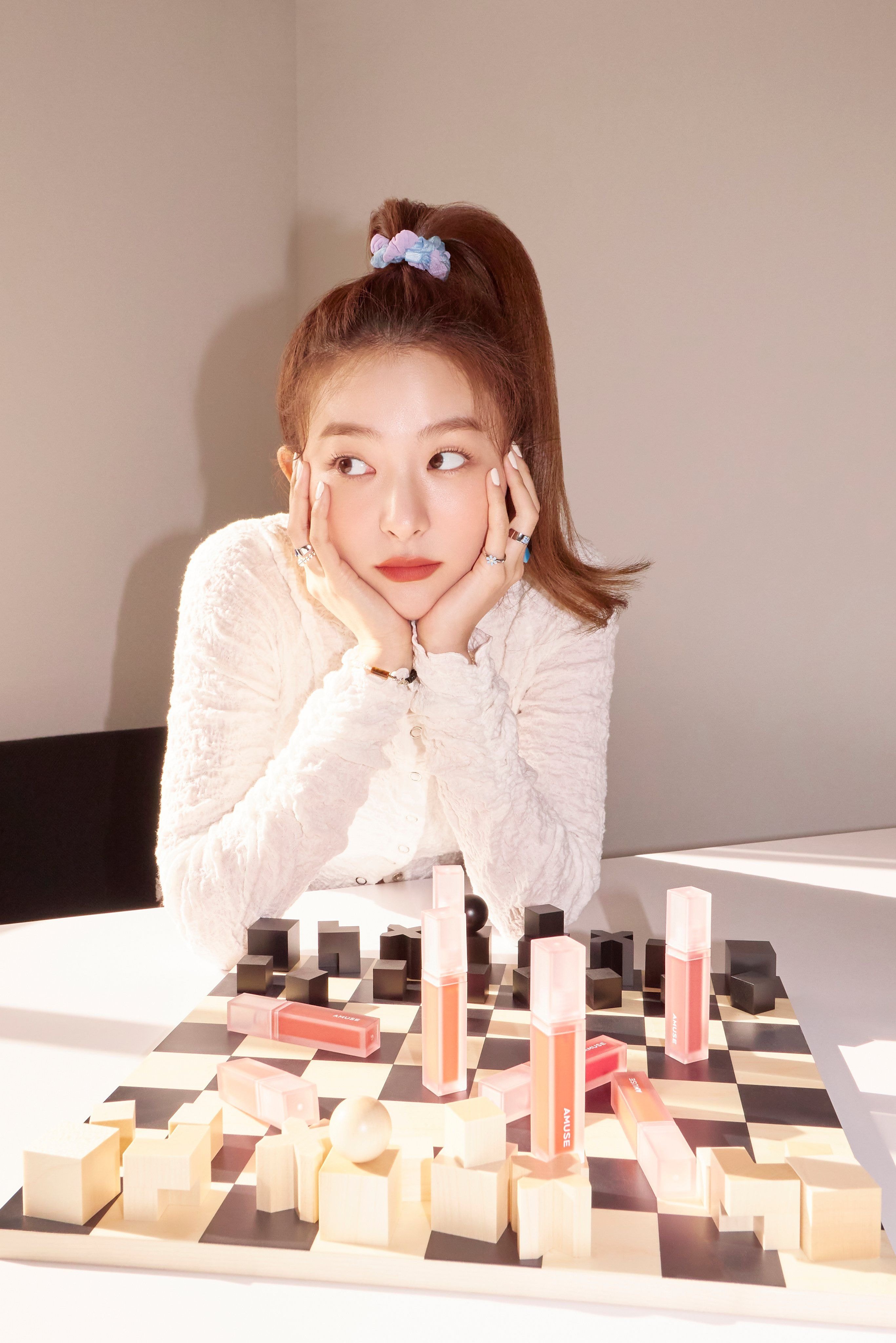 새로운 '어뮤즈' 모델 (레드벨벳 슬기)