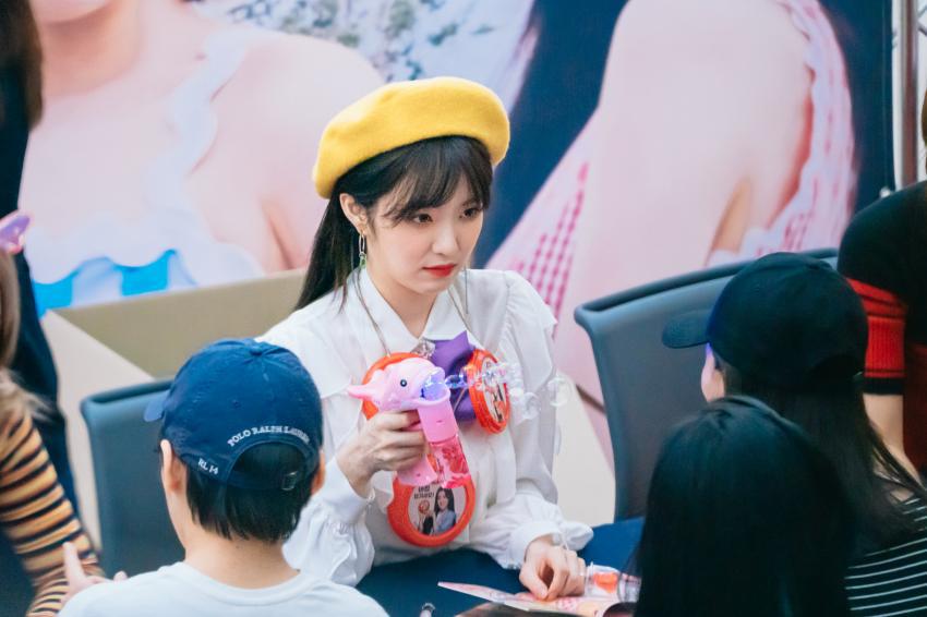 노란색 베레모마저도 소화하는 #레드벨벳 #아이린