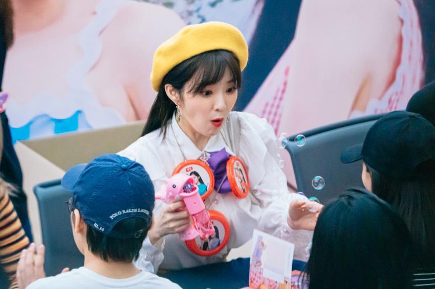 노란색 베레모마저도 소화하는 #레드벨벳 #아이린