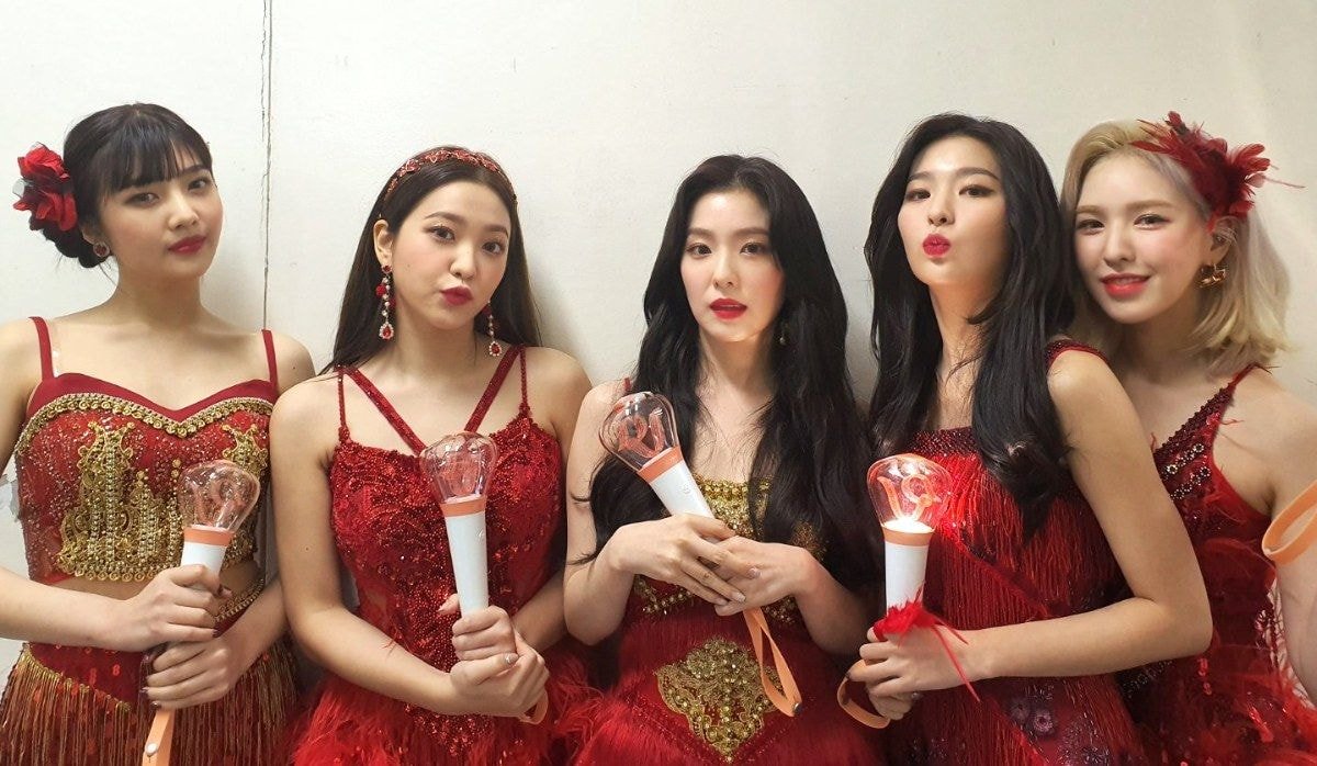 콘서트 중인 레드벨벳 방금 뜬 단체사진