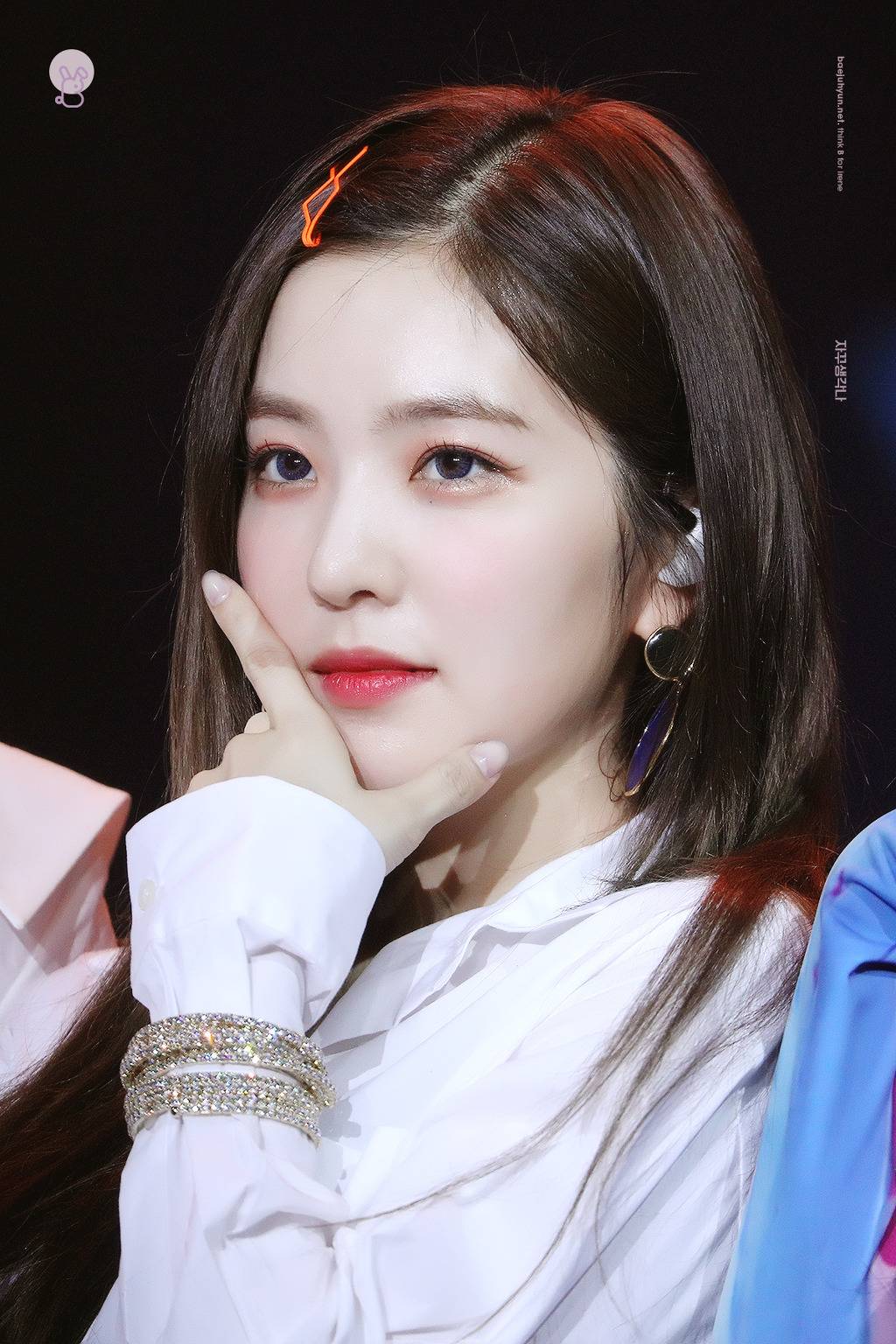 앞머리에 핀 꽂은 아이린.jpg