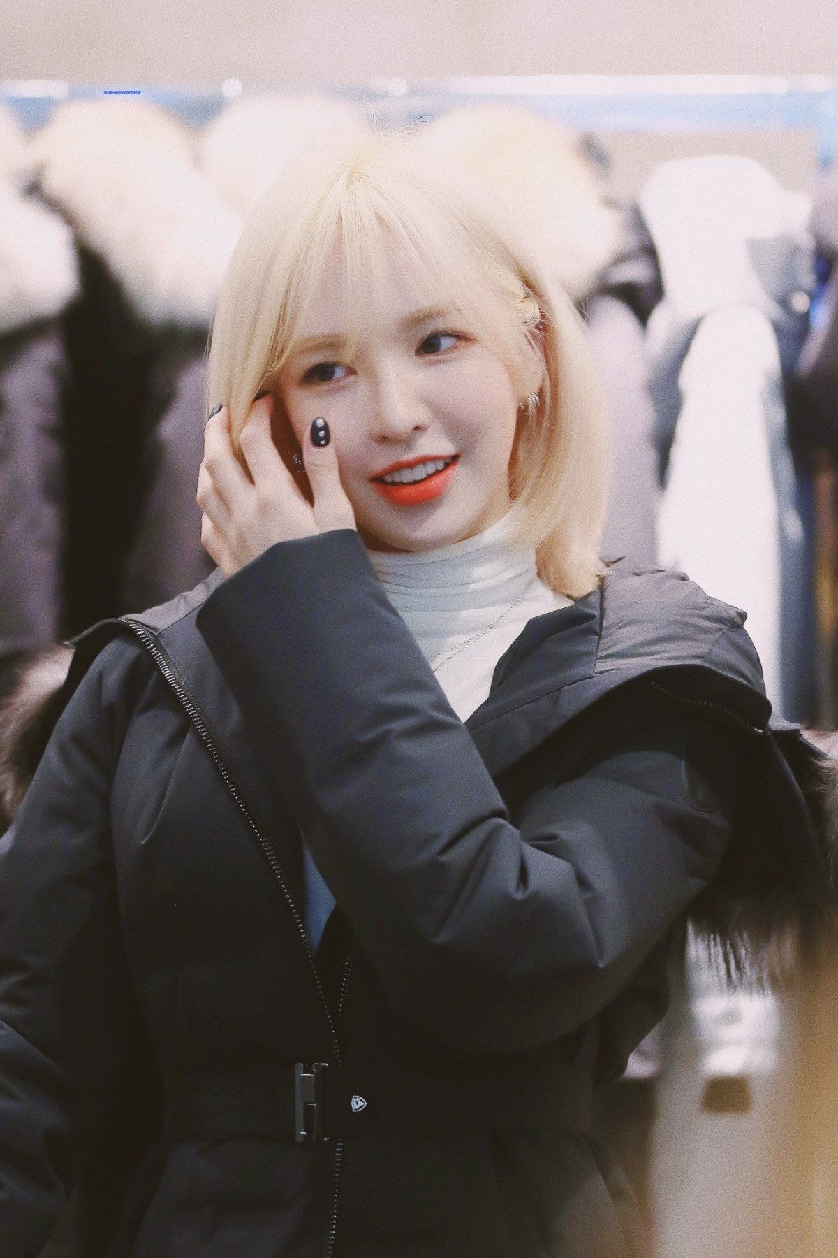 금발로 염색한 웬디