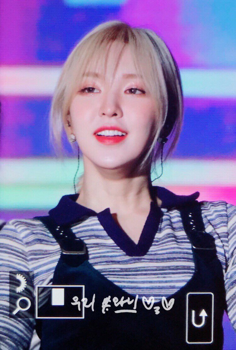 오늘자 금발머리의 레드벨벳 웬디.jpg
