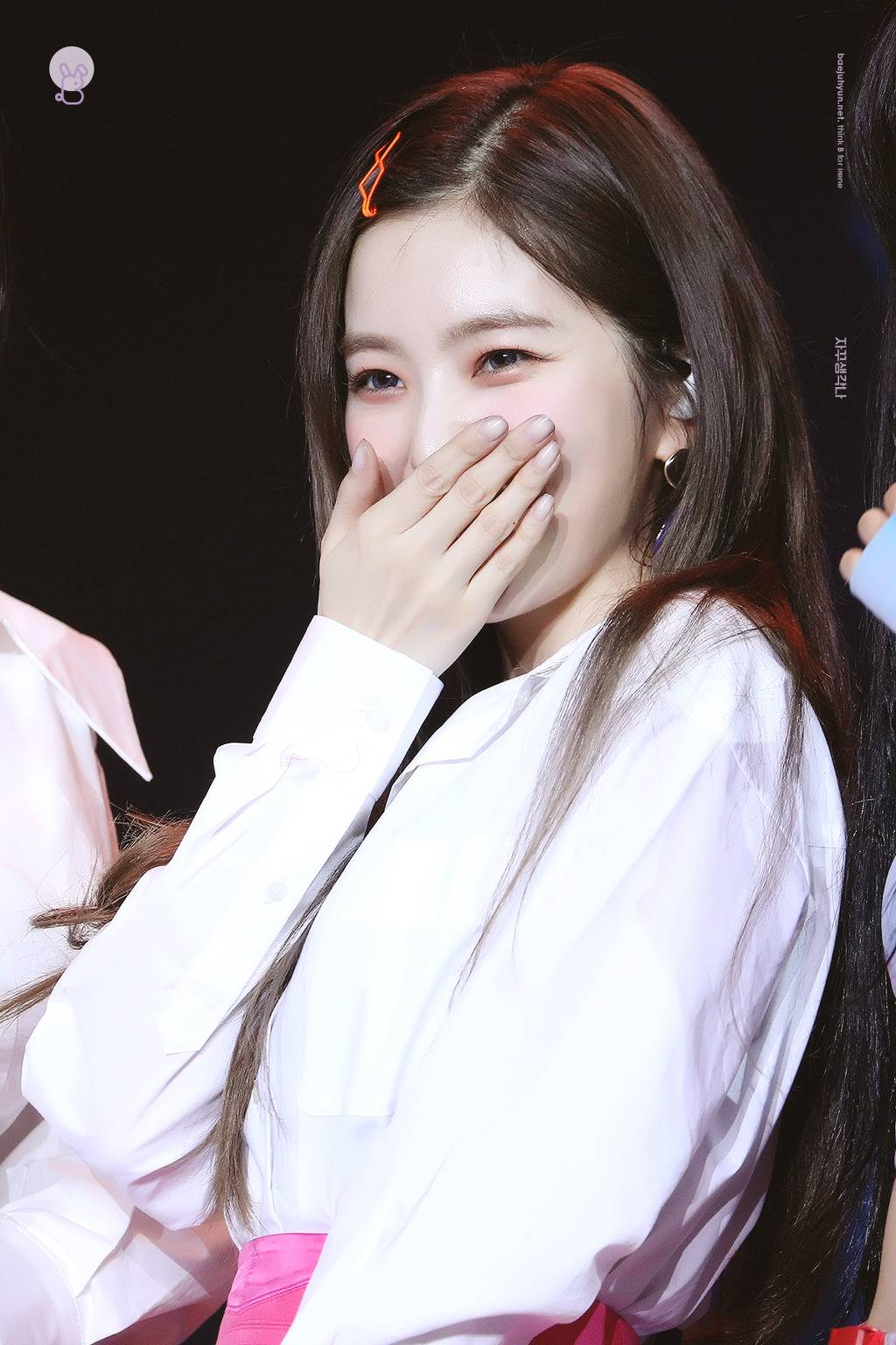 앞머리에 핀 꽂은 아이린.jpg