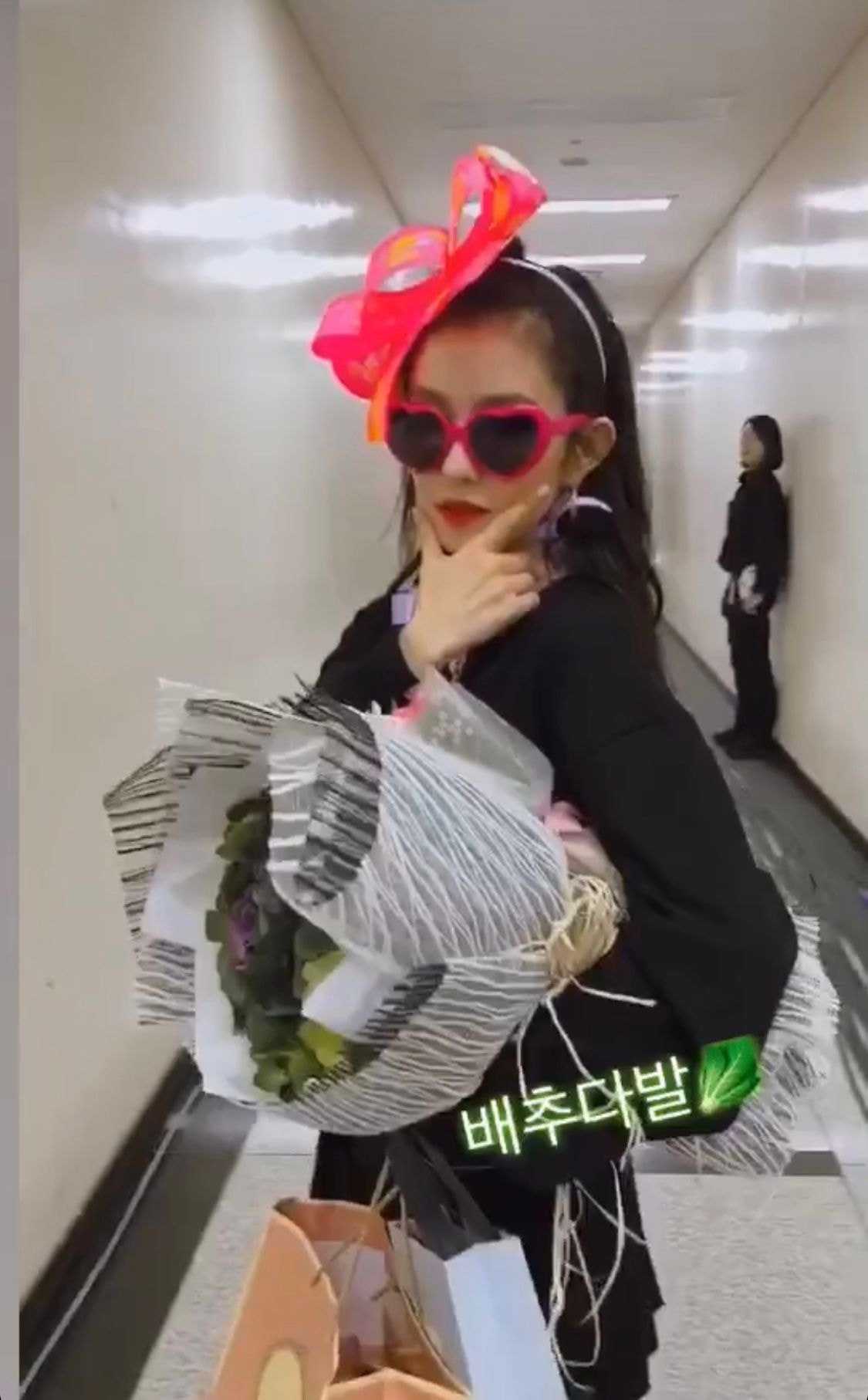 꽃다발 대신 배추다발 받은 레드벨벳 아이린