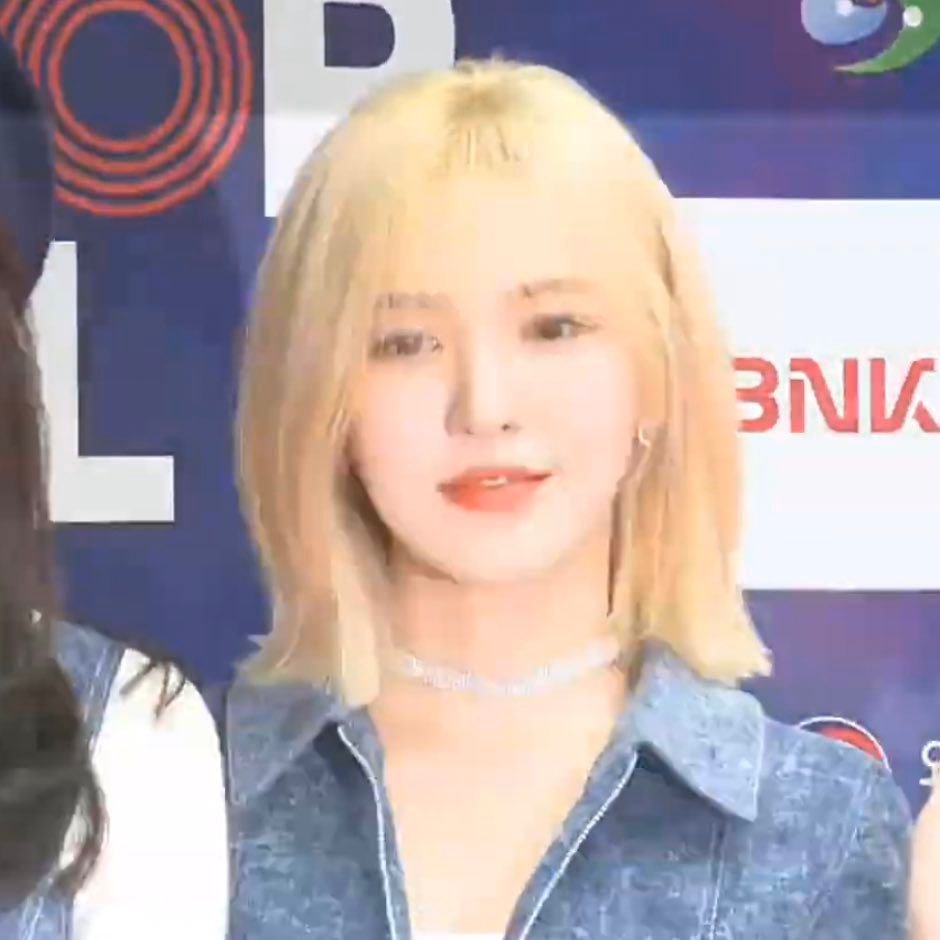 오늘자 금발머리의 레드벨벳 웬디.jpg