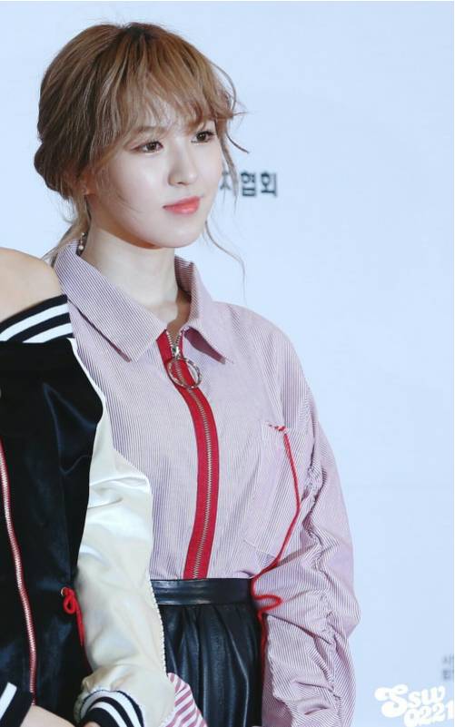 머리묶으면 평범해지는(?) #레드벨벳 #웬디.jpgif