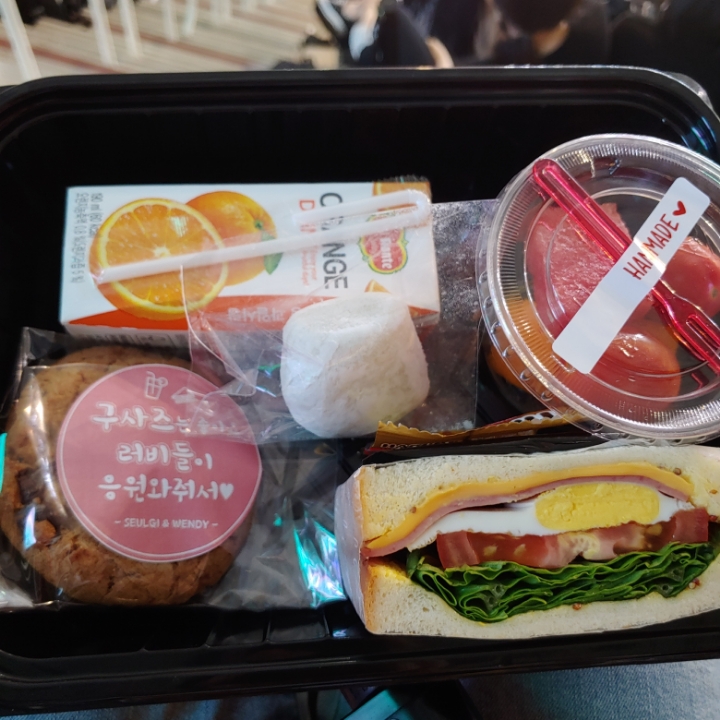 [아육대] 슬기, 웬디 도시락 조공.jpg