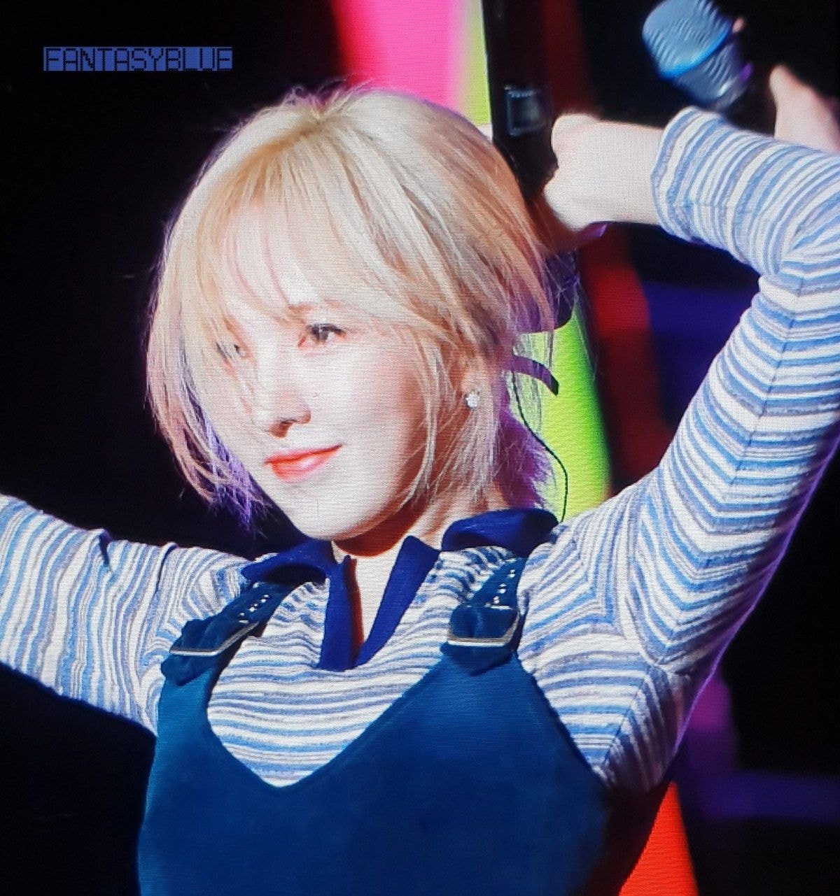 오늘자 금발머리의 레드벨벳 웬디.jpg