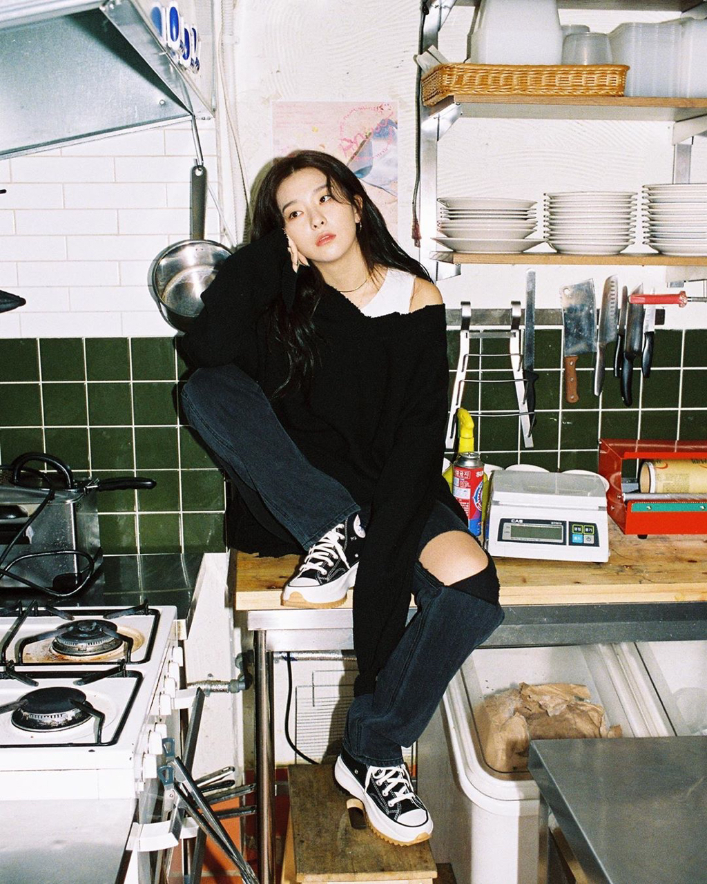 레드벨벳 슬기.insta ( jw앤더슨 X 컨버스 런스타 블랙)