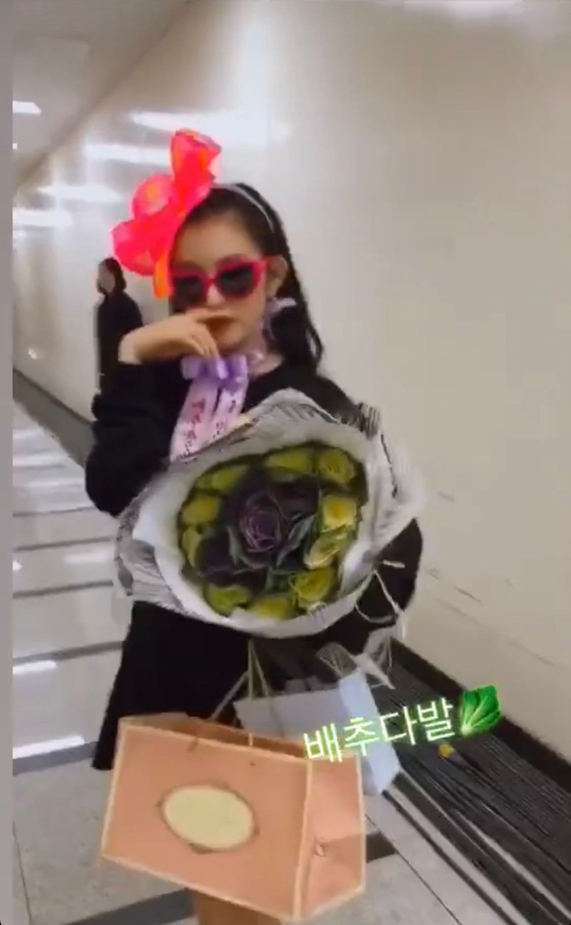 꽃다발 대신 배추다발 받은 레드벨벳 아이린