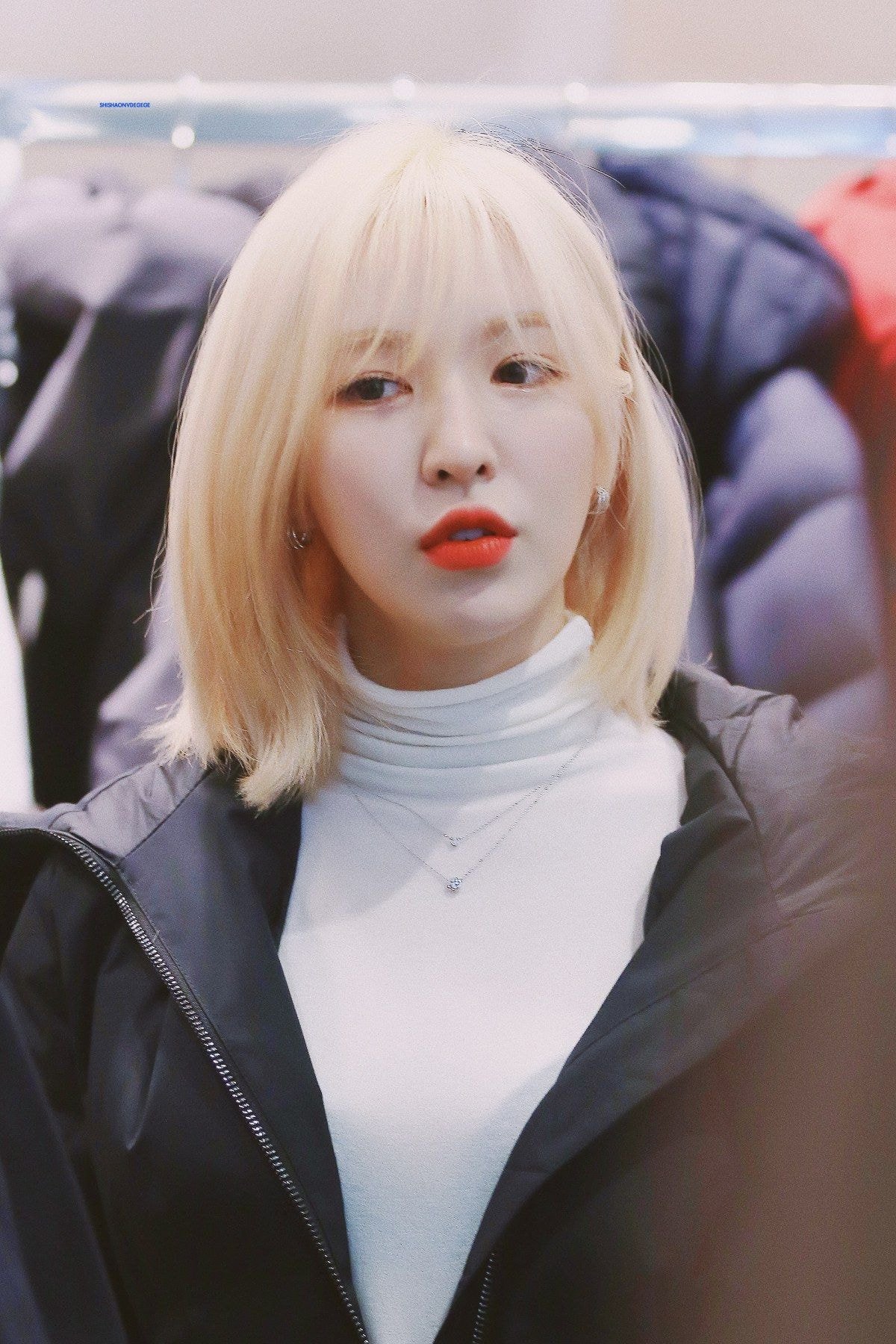 금발로 염색한 웬디