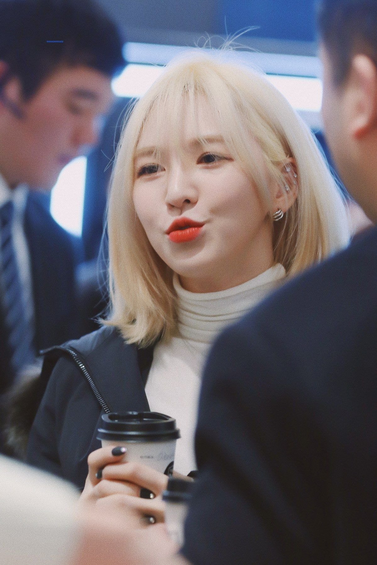 금발로 염색한 웬디
