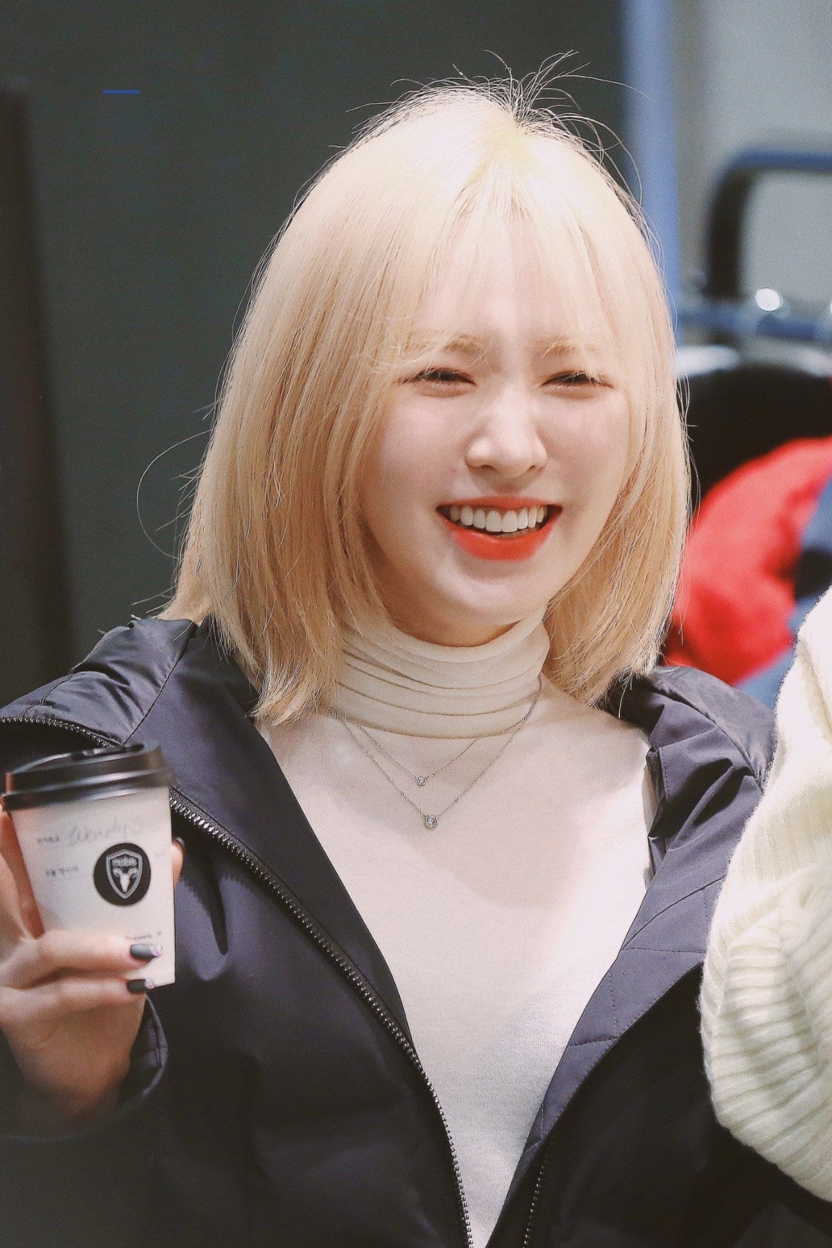 금발로 염색한 웬디