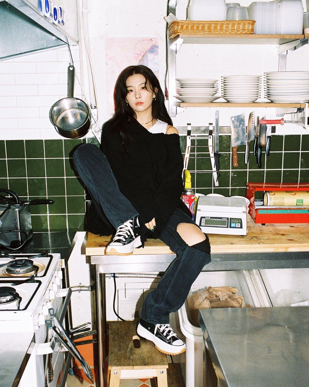 레드벨벳 슬기.insta ( jw앤더슨 X 컨버스 런스타 블랙)