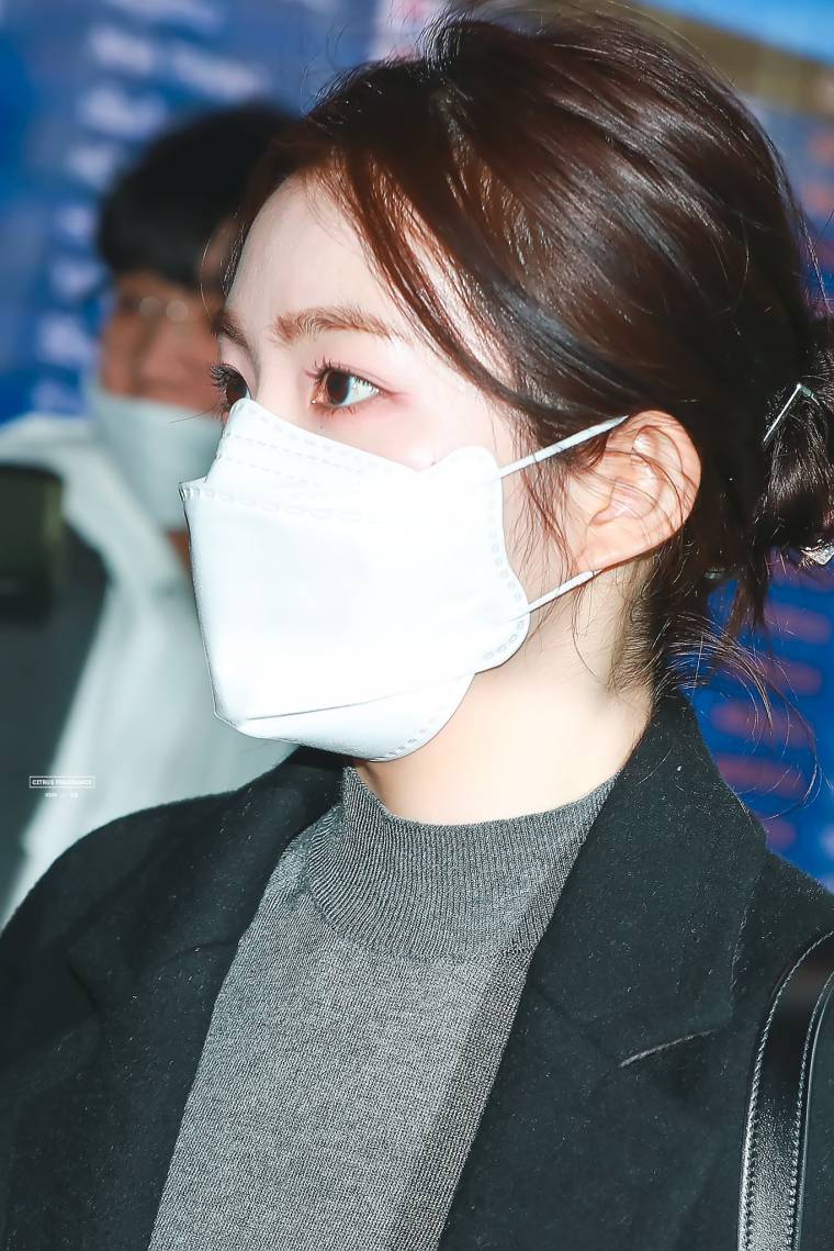 마스크 쓰고 출국하는 #레드벨벳 #아이린