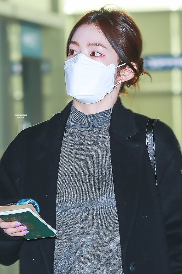 마스크 쓰고 출국하는 #레드벨벳 #아이린