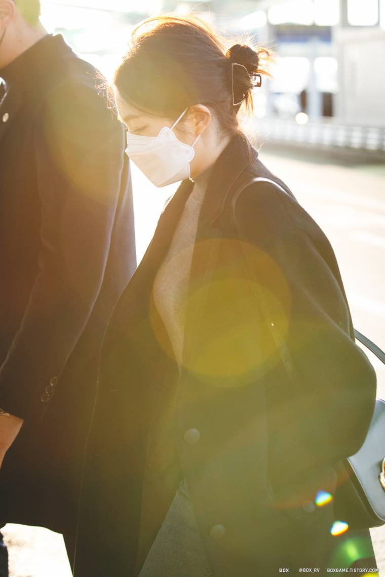 마스크 쓰고 출국하는 #레드벨벳 #아이린