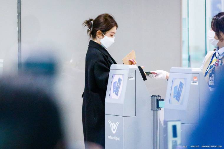 마스크 쓰고 출국하는 #레드벨벳 #아이린