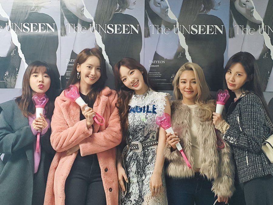 #태연 콘서트에 온 #소녀시대 멤버들
