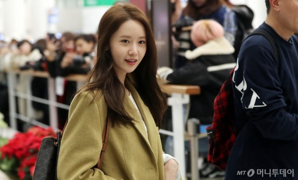 방금 aaa 끝나고 입국한 윤아