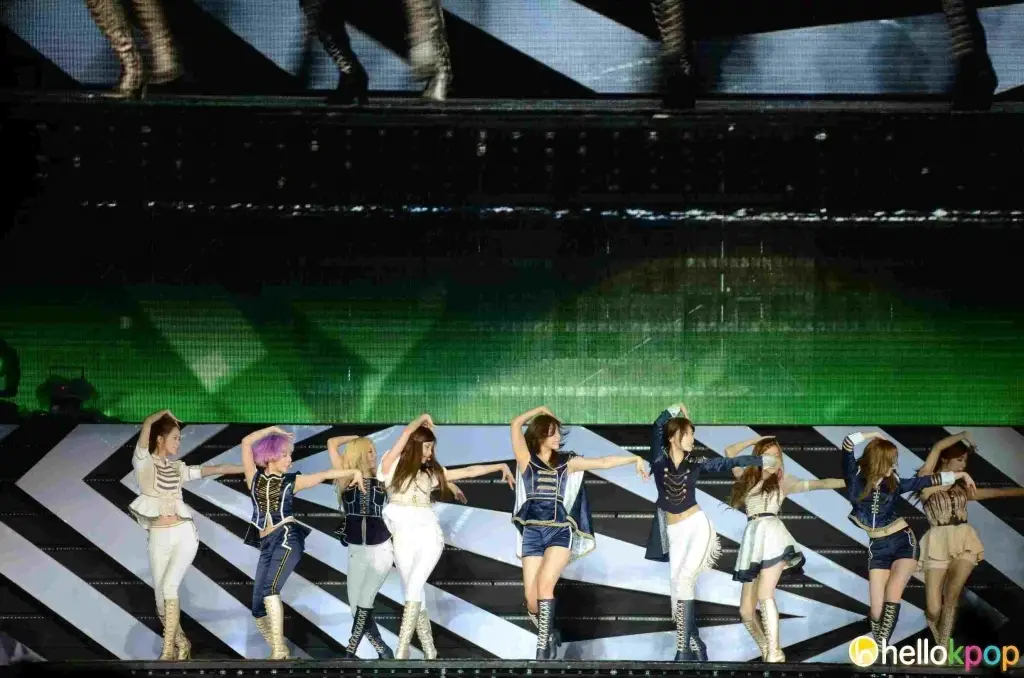 SNSD_제시카 직찍 @ 121123 SM TOWN Live Tour III in Singapore by hellokpop,lumi9scent,rlaxodus