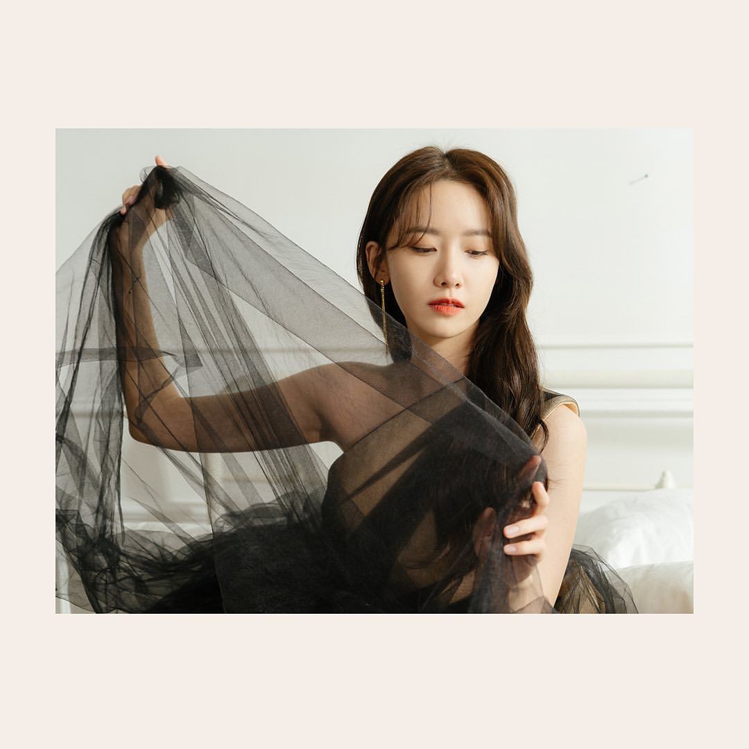 윤아 마리끌레르 비하인드 사진 (윤아 공식 인스타)