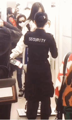 태연 공항 몸수색.gif